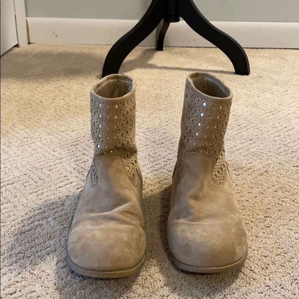 I’m selling these brown boots.